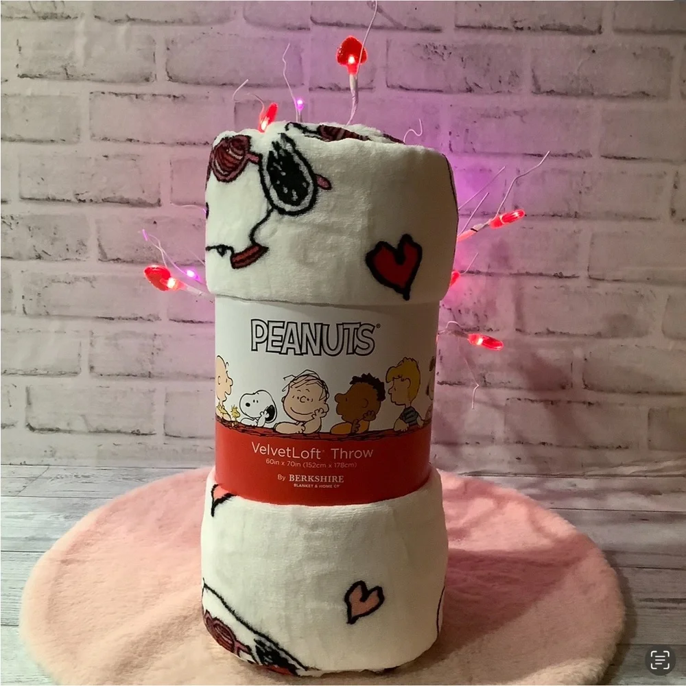Peanuts Snoopy Wearing Heart Sunglasses Valentines Day Throw
